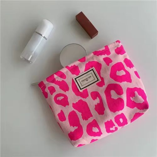Zum Weltfrauentag: Dein gratis Kosmetik-Etui